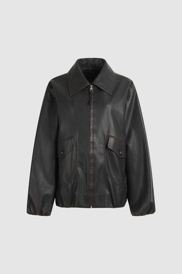 다크 브라운 컬러의 워싱 페이크 레더 카라 점퍼입니다. 힙 기장의 오버핏 블루종 스타일로, 가을과 겨울에 따뜻하게 착용할 수 있습니다. 겉감은 인조가죽 소재이며, 두꺼운 두께감과 패딩 안감으로 보온성을 높였습니다. 지퍼 여밈 방식과 아웃포켓 디테일, 밴딩 마감으로 활동성을 더했습니다. 데이트룩, 모임룩, 캐주얼 및 미니멀 스타일링에 모두 잘 어울립니다.
