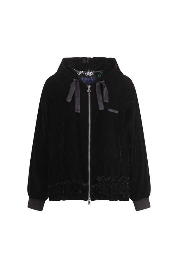 벨벳 프릴 후드 점퍼 (블랙)는 페미닌하고 유니크한 스타일을 연출하는 여성용 점퍼입니다. 부드러운 벨벳 소재에 두꺼운 두께감으로 따뜻함을 더하고, 프릴 디테일과 언밸런스 밑단으로 포인트를 더했습니다. 후드 디자인과 긴 소매, 집업 여밈 방식으로 편안하게 착용 가능하며, 로고 패턴 안감과 자수 와펜 장식이 고급스러움을 더합니다. 데이트룩, 모임룩 등 특별한 날, 또는 클래식, 미니멀, 로맨틱한 스타일을 연출하고 싶을 때 적합합니다.
