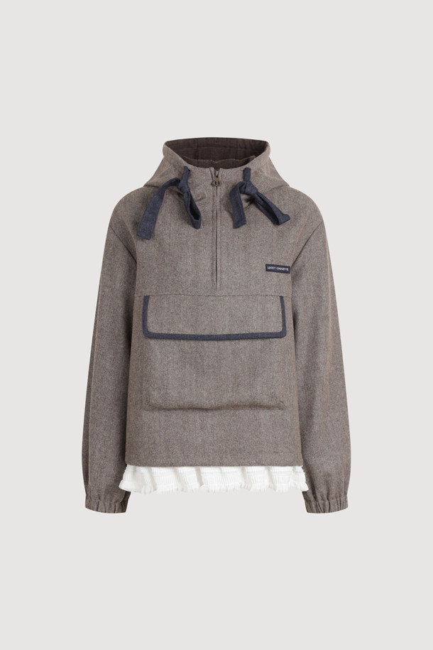 헤링본 후드 아노락 점퍼는 따뜻한 울 소재로 제작되어 겨울철에도 포근함을 선사합니다. 클래식한 헤링본 패턴에 스탠다드 핏으로, 유행을 타지 않는 스타일을 연출합니다. 후드 스트링 디테일과 엠블럼 슬라이더, 레터링 와펜으로 디자인의 완성도를 높였습니다. 리본 연출이 가능한 후드로 다양한 스타일을 소화할 수 있으며, 캐주얼하고 미니멀한 룩을 완성하기 좋습니다. 브라운 컬러의 집업 방식 아노락 점퍼로, 일상에서 편안하게 착용할 수 있습니다.
