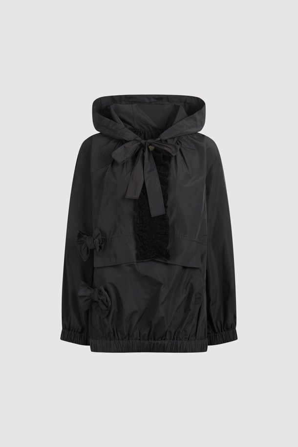 [Re-Order] [아뜰리에] 후드 아노락 점퍼 (블랙)는 여성 고객을 위한 캐주얼, 스포티 스타일의 아노락입니다. 봄, 가을에 어울리는 루즈핏의 후드 점퍼로, 힙 기장입니다. 블랙 컬러의 무지 디자인이며, 부드러운 촉감의 폴리에스터, 면 혼방 소재로 제작되었습니다. 셔링, 리본, 테이프, 니트 부자재 디테일이 특징이며, 산책룩에 활용하기 좋습니다. 긴 소매 기장으로 간절기에 편안하게 착용할 수 있습니다.
