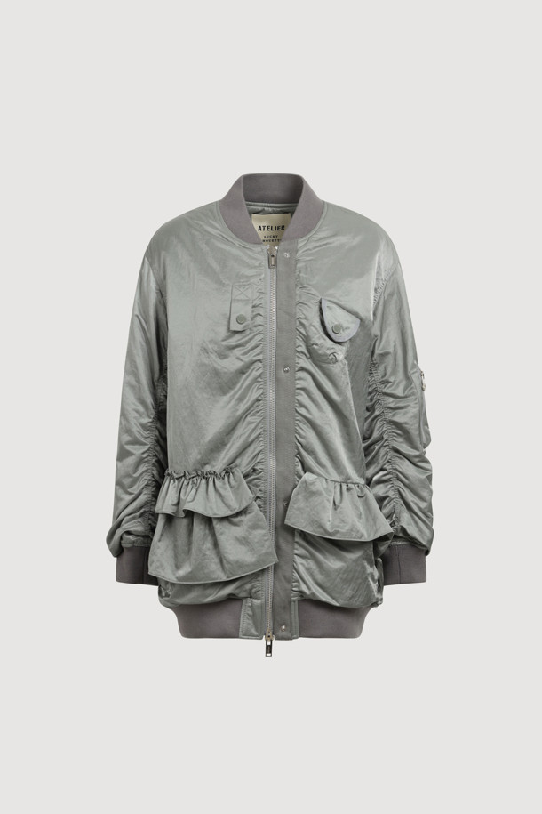 [Re-Order] [아뜰리에] 러플 디테일 하프 점퍼 (카키)는 봄, 가을에 산책룩 또는 캐주얼, 미니멀 스타일을 연출하기 좋은 여성 점퍼입니다. 부드러운 촉감의 나일론 소재로 제작되었으며, 보통 두께감으로 간절기에 활용하기 좋습니다. 코쿤핏 디자인에 은은한 광택감이 돋보이며, 러플 디테일과 파카링 봉제, 미니 포켓, 플라켓 디자인이 특징입니다. 지퍼형 여밈 방식으로 간편하게 착용할 수 있으며, 하프 기장의 블루종 스타일로 다양한 하의와 매치하기 좋습니다. 카키 컬러로 어떤 옷에도 잘 어울려 데일리 아우터로 추천합니다.
