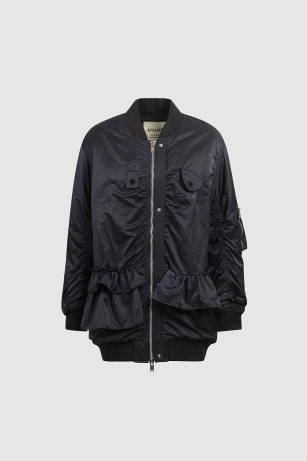 [Re-Order] [아뜰리에] 러플 디테일 하프 점퍼 (다크 네이비)는 산책룩과 봄 소풍룩에 어울리는 여성용 아우터입니다. 다크 네이비 컬러의 무지 디자인으로, 캐주얼, 미니멀, 클래식 스타일을 연출하기 좋습니다. 부드러운 촉감의 나일론 소재로 제작되었으며, 힙 기장의 코쿤핏으로 편안하게 착용할 수 있습니다. 지퍼형 여밈 방식에 긴 소매, 블루종 코트 타입으로 디자인되었으며, 러플 디테일, 파카링 봉제, 미니 포켓, 플라켓 디자인, 은은한 광택감이 특징입니다. 봄, 가을 시즌에 활용하기 좋은 보통 두께의 점퍼입니다.
