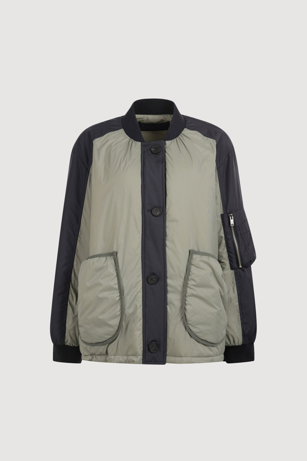 카키 컬러의 볼륨 패딩 점퍼입니다. 가을, 겨울 시즌 여성 의류로, 가볍고 부드러운 나일론 소재를 사용하여 편안한 착용감을 선사합니다. 오버핏 디자인에 볼륨감 있는 실루엣이 특징이며, 니트 시보리 디테일과 셔링 포켓으로 포인트를 더했습니다. 캐주얼 및 미니멀 스타일을 즐겨 입는 분들께 산책룩으로 추천하는 제품입니다. 버튼 여밈 방식의 크롭 기장으로 세련된 핏을 연출합니다.
