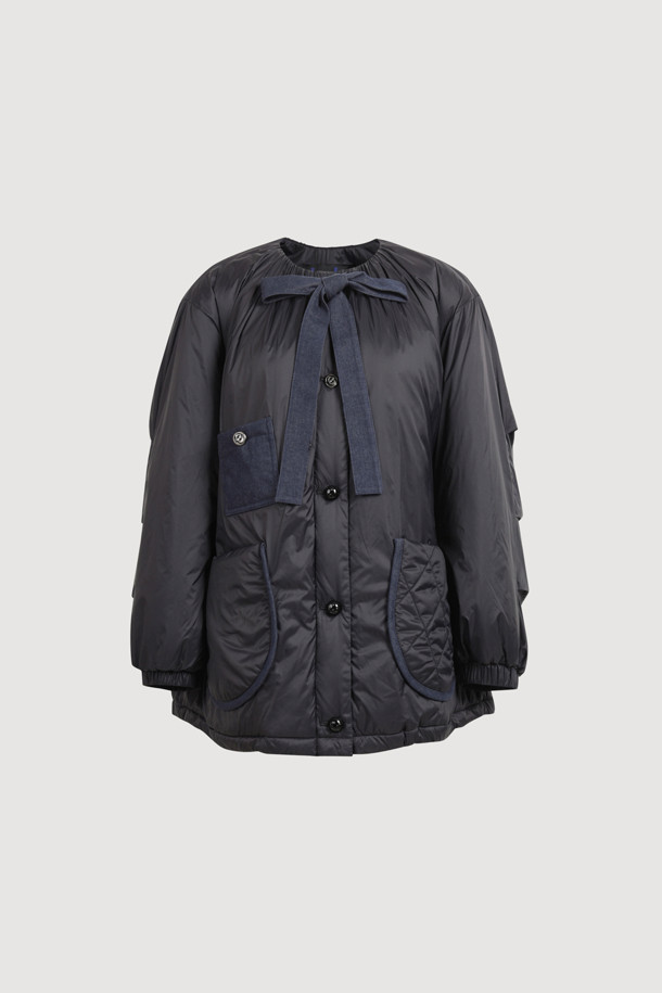 라운드 넥 패딩 점퍼 (블랙)는 겨울철 여성의 스타일을 책임질 아우터입니다. 페미닌하고 캐주얼한 무드를 동시에 연출하며, 셔링과 턱 디테일, 데님 배색 포켓, 끈 디테일이 돋보입니다. 넉넉한 루즈핏과 볼륨감 있는 실루엣으로 편안하면서도 세련된 스타일을 완성합니다. 부드러운 경량 소재에 두꺼운 두께감으로 따뜻함을 더하며, 긴 소매와 버튼 여밈 방식으로 보온성을 높였습니다. 미니멀, 로맨틱 스타일을 즐기는 분들께 추천합니다.
