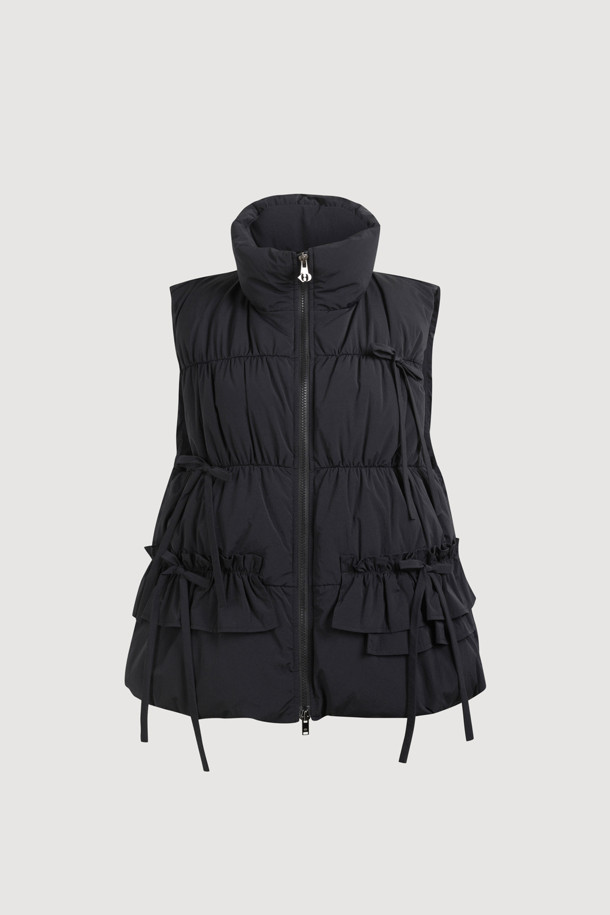 [Re-Order] 리본 다운 베스트는 여성용 다운 베스트로, 가을과 겨울에 따뜻하게 착용할 수 있습니다. 블랙 컬러의 무지 디자인에 숏 기장으로, 어떤 옷에도 쉽게 매치할 수 있습니다. 캐주얼하면서도 페미닌한 스타일을 연출하며, 출근룩과 모임룩에 모두 잘 어울립니다. 부드러운 구스 다운 소재와 셔링, 리본 장식, 샤이니 안감, 투웨이 지퍼 디테일이 특징입니다. 나일론, 스판덱스 소재로 제작되어 편안함과 활동성을 높였습니다.
