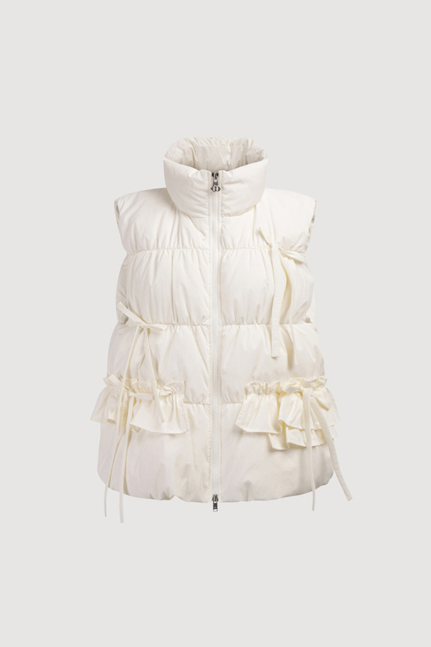 [Re-Order] 리본 다운 베스트 (다크 아이보리)는 겨울철 여성의 우아함과 따뜻함을 동시에 선사하는 다운 베스트입니다. 부드러운 촉감의 나일론과 스판덱스 혼방 소재, 그리고 샤이니 안감으로 고급스러운 착용감을 느낄 수 있습니다. 페미닌하고 캐주얼한 스타일을 연출하며, 리본 및 셔링 디테일로 포인트를 더했습니다. 투웨이 지퍼와 레귤러핏으로 편안한 착용감을 제공하며, 구스다운 충전재로 뛰어난 보온성을 자랑합니다. 데이트룩과 출근룩 등 다양한 TPO에 활용 가능하여, 캐주얼, 미니멀, 로맨틱 스타일을 즐기는 여성에게 추천합니다.
