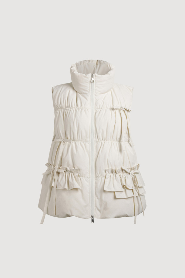 리본 디테일이 돋보이는 [Re-Order] 리본 다운 베스트는 페미닌한 무드를 연출합니다. 부드러운 유연함을 자랑하는 나일론, 스판덱스 혼방 소재로 제작되어 편안한 착용감을 선사합니다. 숏 기장과 투웨이 지퍼 여밈으로 세련된 실루엣을 강조하며, 셔링 디테일과 샤이니 안감이 고급스러움을 더합니다. 데이트룩, 모임룩 등 다양한 TPO에 활용 가능한 아이보리 컬러의 겨울철 필수 아이템입니다. 구스다운 충전재와 패딩 안감으로 보온성을 높였습니다.
