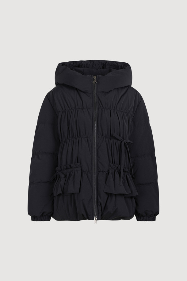 블랙 색상의 리본 후디 다운 점퍼는 페미닌하고 발랄한 무드를 연출합니다. 셔링 디테일과 프릴 단, 리본 장식이 여성스러운 포인트를 더하며, 볼륨감 있는 후드 디자인으로 사랑스러운 분위기를 선사합니다. 넉넉한 두께감과 유연한 촉감의 나일론, 스판 혼방 소재로 제작되어 편안한 착용감을 제공하며, 투웨이 지퍼와 긴 소매 기장으로 활동성을 높였습니다. 샤이니한 안감은 고급스러움을 더하며, 데이트룩, 모임룩, 클래식, 미니멀, 로맨틱 스타일을 즐겨 입는 여성분들께 추천합니다.
