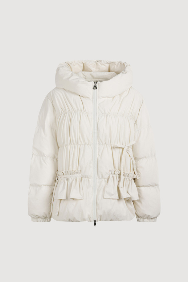 아이보리 컬러의 리본 후디 다운 점퍼는 페미닌하고 발랄한 무드를 연출합니다. 셔링, 프릴, 리본 디테일이 여성스러운 포인트를 더하며, 볼륨감 있는 후드와 샤이니한 안감으로 고급스러움을 더했습니다. 부드러운 촉감의 나일론, 스판 혼방 소재와 두꺼운 두께감으로 따뜻함을 선사하며, 투웨이 지퍼와 루즈핏 디자인으로 편안한 착용감을 제공합니다. 데이트룩, 모임룩, 미니멀, 클래식 스타일을 즐겨 입는 여성분들께 겨울철 필수 아이템입니다.
