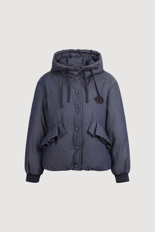 데님 구스다운 후디 점퍼 (블루)는 여성스러운 무드와 스포티한 스타일을 동시에 연출하는 아우터입니다. 두꺼운 데님 소재에 구스다운 충전재를 사용하여 보온성을 높였으며, 허리 아래 기장의 루즈핏으로 편안하게 착용할 수 있습니다. 소매는 니트 시보리로 마감하고 밑단에 밴딩을 더해 활동성을 더했습니다. 둥근 실루엣과 스트링 디테일이 돋보이는 겨울철 필수 아이템입니다. 스냅 여밈 방식으로 간편하게 착용 가능하며, 일상복으로 활용하기 좋습니다.
