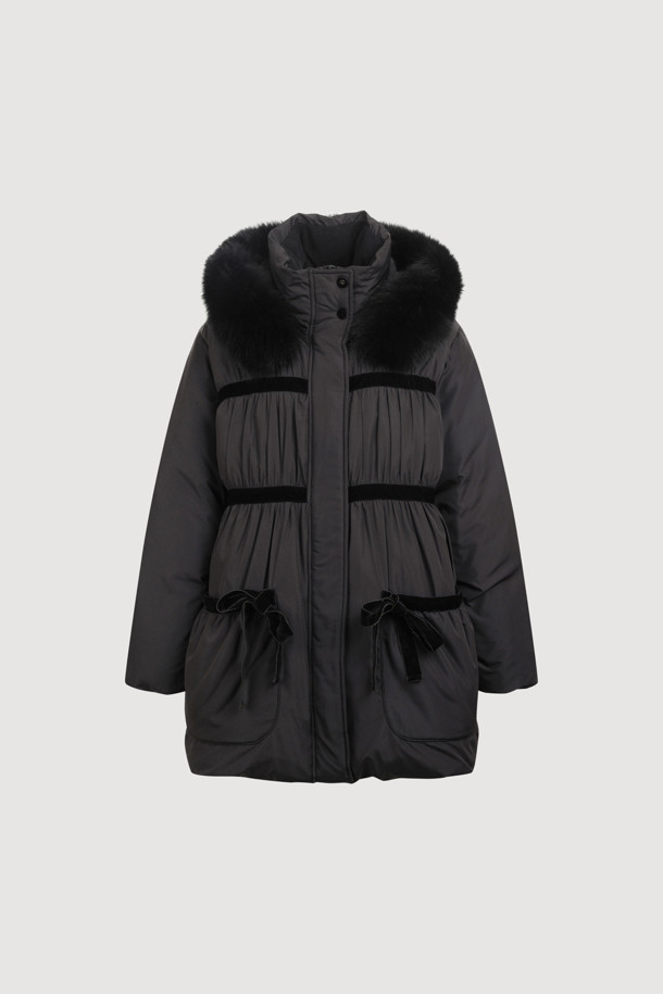 블랙 컬러의 폭스 퍼 트리밍 후드 다운 점퍼입니다. 여성스러운 페미닌 및 러블리 무드를 연출하며, 세미 A라인 핏으로 날씬한 실루엣을 선사합니다. 부드러운 구스다운 소재와 두꺼운 두께감으로 뛰어난 보온성을 제공하며, 탈부착 가능한 폭스 퍼 트리밍, 벨벳 리본 및 셔링 디테일이 고급스러움을 더합니다. 럭키 로고 패턴 안감과 긴 소매 기장, 집업 여밈 방식으로 편안한 착용감을 선사하며, 데이트룩, 모임룩, 연말 모임룩 등 다양한 TPO에 활용 가능합니다. 클래식, 로맨틱, 미니멀 스타일을 즐기는 여성분들께 추천합니다.
