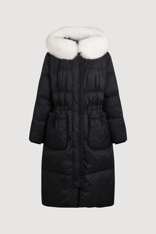 블랙 컬러의 폭스 퍼 후드 구스다운 코트입니다. 추운 겨울, 캐주얼하고 미니멀한 스타일을 연출하기 좋습니다. 탈부착 가능한 리얼 폭스퍼 후드로 고급스러움을 더했으며, 허리 라인과 밑단 스트링으로 핏을 조절할 수 있습니다. 겉감은 부드러운 나일론 소재이며, 안감은 럭키 로고 패턴으로 디자인되었습니다. 출근룩이나 여행룩에 활용하기 좋은, 보온성이 뛰어난 맥시 기장의 구스다운 코트입니다.
