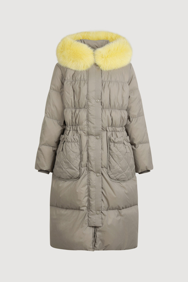 라이트 카키 색상의 폭스 퍼 후드 구스다운 코트는 겨울철 캐주얼 스타일을 완성하는 여성 아우터입니다. 탈부착 가능한 리얼 폭스퍼 후드가 고급스러운 분위기를 더하며, 허리와 밑단의 스트링 조절로 사이즈를 맞춤 조절할 수 있습니다. 겉감은 부드러운 촉감의 나일론 소재이며, 안감은 로고 패턴으로 포인트를 주었습니다. 맥시 기장의 두꺼운 구스다운 코트로 보온성을 높였으며, 지퍼와 스냅 여밈 방식으로 깔끔하게 착용 가능합니다. 여행룩, 캠핑룩 등 다양한 TPO에 미니멀, 클래식 스타일로 활용하기 좋습니다.
