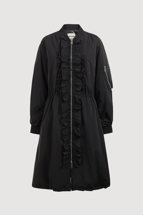 [Re-Order] [아뜰리에] 프릴 디테일 롱 패딩 점퍼는 여성 고객을 위한 겨울철 필수 아이템입니다. 페미닌한 무드를 더하는 프릴 디테일과 롱 기장, A라인 핏으로 세련된 실루엣을 연출합니다. 허리 및 밑단 스트링으로 사이즈 조절이 가능하며, 소매 포켓과 경량 소재로 실용성을 더했습니다. 부드러운 촉감의 폴리에스테르 소재로 제작되어 편안한 착용감을 선사하며, 데이트룩과 출근룩 등 다양한 TPO에 미니멀, 클래식, 로맨틱 스타일로 연출하기 좋습니다. 블랙 컬러의 무지 디자인으로 어떤 옷에도 쉽게 매치할 수 있습니다.
