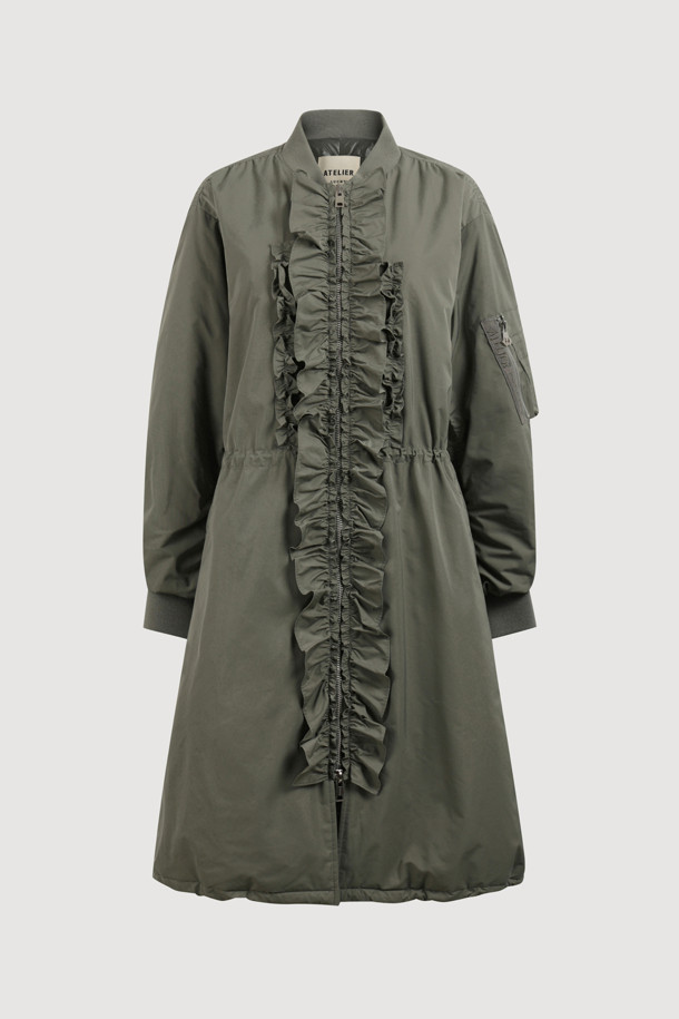 [Re-Order] [아뜰리에] 프릴 디테일 롱 패딩 점퍼는 여성 고객을 위한 겨울 시즌 필수 아이템입니다. 페미닌한 무드를 더하는 프릴 디테일과 롱 기장, A라인 핏으로 세련된 실루엣을 연출합니다. 카키 컬러의 무지 디자인에 지퍼 여밈 방식을 적용하여 편안하게 착용할 수 있으며, 허리 및 밑단 스트링으로 사이즈 조절이 용이합니다. 가볍고 따뜻한 폴리에스테르 소재에 로고 자수 디테일이 돋보이며, 데이트룩과 출근룩 등 다양한 TPO에 미니멀, 클래식, 로맨틱 스타일로 활용하기 좋습니다.
