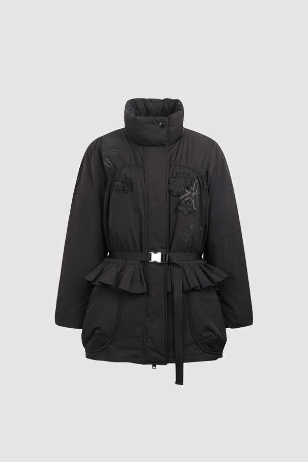 [Atelier] 옵션 벨트 다운 점퍼 (블랙)는 겨울철 여성의 우아함과 캐주얼함을 동시에 만족시키는 아우터입니다. 부드러운 나일론 소재와 두꺼운 두께감으로 따뜻함을 선사하며, 오버핏 디자인과 셔링, 패치워크, 러플 디테일이 페미닌한 무드를 더합니다. 옵션 벨트와 스트링 조절 기능으로 다양한 스타일 연출이 가능하며, 구스다운 충전재로 보온성을 극대화했습니다. 출근룩과 모임룩은 물론 미니멀, 클래식 스타일까지 소화 가능한 활용도 높은 벨티드 다운 점퍼입니다.
