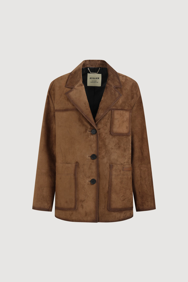 [Atelier] 리얼 스웨이드 레더 점퍼 (브라운)는 여성스러운 겨울 데일리룩, 모임룩, 데이트룩을 위한 완벽한 선택입니다. 부드러운 돈피 스웨이드 소재와 스탠다드핏으로 편안하면서도 클래식하고 캐주얼한 스타일을 연출합니다. 얇은 두께감과 드롭 숄더 디자인이 특징이며, ATELIER 로고 패턴 안감과 스티치 디테일이 고급스러움을 더합니다. 핸드 오일 브러쉬 포인트와 럭키슈에뜨 로고 와펜으로 포인트를 주어 미니멀하면서도 세련된 룩을 완성합니다. 힙 기장의 긴 소매 자켓으로 가을과 겨울, 당신의 스타일을 한층 끌어올려 보세요.
