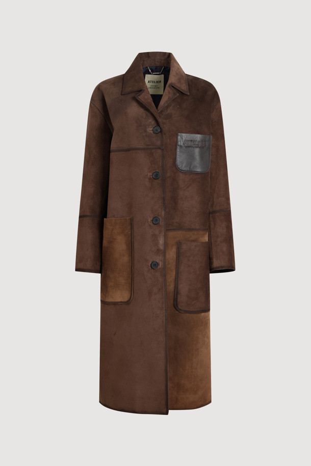 [Atelier] 리얼 스웨이드 롱 코트 (브라운)는 부드러운 촉감의 스웨이드 소재로 제작되어 가을과 겨울, 일상과 데일리룩에 모두 활용하기 좋은 여성 코트입니다. 클래식하고 유니크한 무드를 선사하며, 롱 기장의 H라인 핏으로 세련된 실루엣을 연출합니다. 싱글 버튼 여밈 방식과 두꺼운 두께감으로 따뜻함을 더하고, 오일 브릿지 워싱 처리와 가슴 포켓 레더 디테일, 로고 아플리케 자수, ATELIER 컬렉션 로고 패턴 안감 등 섬세한 디테일로 완성도를 높였습니다. 겨울철 데일리룩, 오피스룩, 모임룩 등 다양한 TPO에 맞춰 클래식, 미니멀, 시크 스타일을 연출해보세요.

