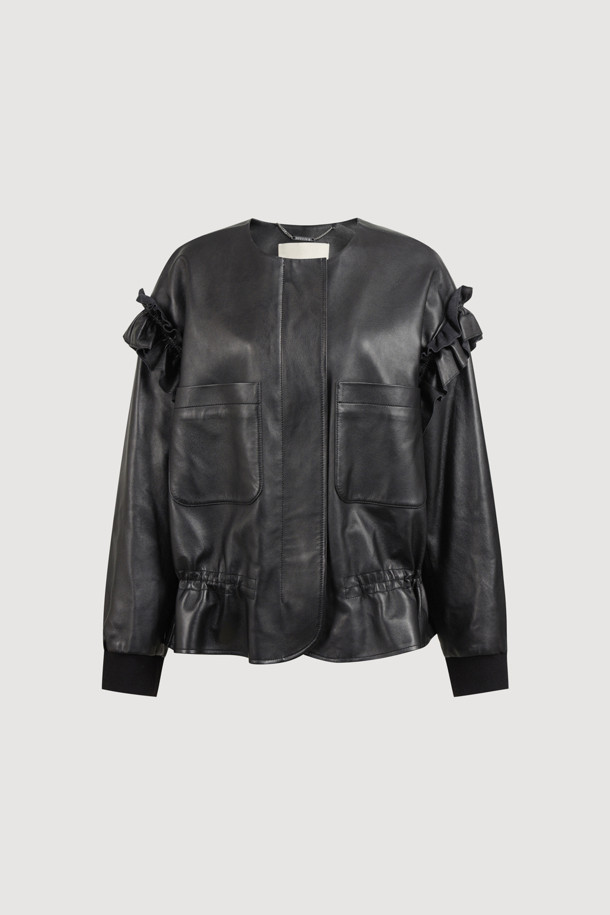 [Re-Order] [아뜰리에] 프릴 리얼 레더 점퍼 (블랙)는 부드러운 나파 양가죽 소재의 여성 점퍼입니다. 캐주얼과 페미닌 무드를 동시에 연출하며, 봄, 가을에 활용하기 좋습니다. 허리 스트링으로 핏 조절이 가능하며, 프릴 디테일이 여성스러운 포인트를 더합니다. 블랙 컬러의 무지 디자인으로 미니멀, 클래식한 스타일을 즐길 수 있으며, ATELIER 로고 패턴 안감이 고급스러움을 더합니다. 데이트룩, 모임룩에 적합한 아이템입니다.
