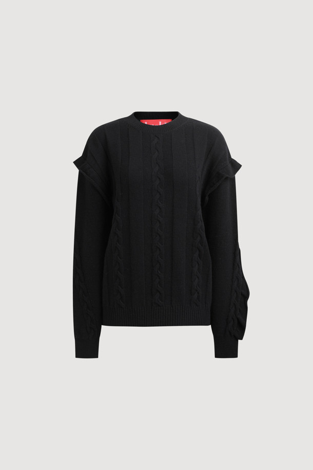 엔트리 케이블 니트 풀오버 (블랙)는 여성 의류로, 가을과 겨울에 따뜻하게 착용할 수 있는 상의입니다. 캐주얼하고 유니크한 스타일을 연출하며, 루즈핏의 라운드넥 디자인과 긴소매, 두꺼운 두께감으로 포근함을 더했습니다. 울 혼방 소재로 제작되어 부드러운 촉감을 느낄 수 있으며, 케이블 패턴과 프릴 디테일이 특징입니다. 겨울 데일리룩, 집콕룩, 동네 마실룩 등 다양한 TPO에 활용 가능하며, 니트 쇼츠와 함께 세트 착용하여 스타일리시하게 연출할 수 있습니다.
