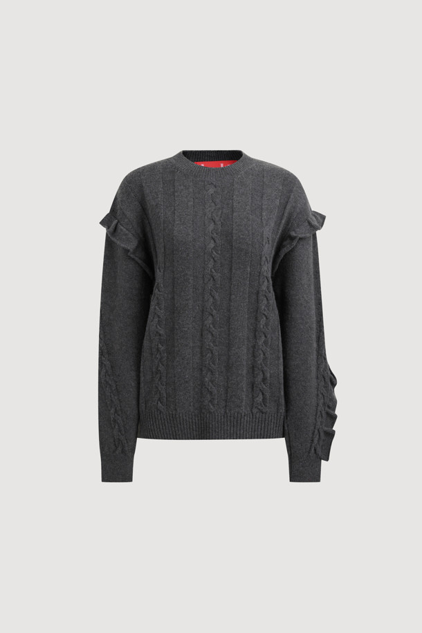 Entry 케이블 니트 풀오버 (멜란지 그레이)는 여성스러운 실루엣을 연출하는 울 혼방 소재의 두꺼운 케이블 니트 스웨터입니다. 멜란지 그레이 컬러에 라운드넥 디자인, 루즈핏으로 편안한 착용감을 선사하며, 긴 소매와 프릴 디테일이 특징입니다. 가을, 겨울 시즌 데이트룩, 카페룩, 데일리룩에 활용하기 좋으며, 니트 쇼츠와 세트 구성으로 더욱 유니크하게 연출할 수 있습니다. 캐주얼, 클래식, 미니멀 스타일을 즐겨 입는 분들께 추천합니다.
