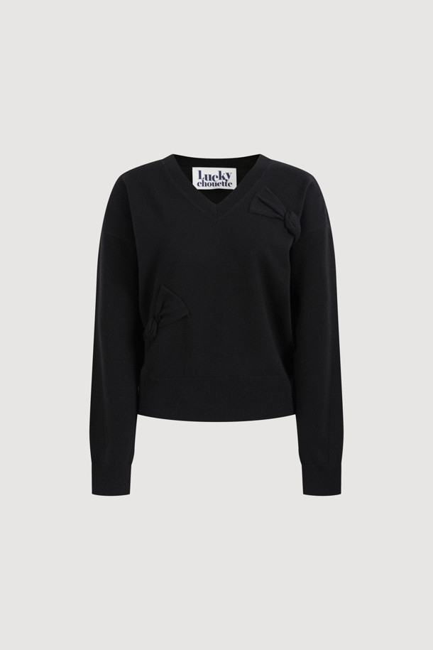 Ambo 리본 니트 풀오버 (블랙)는 여성용 상의로, 가을과 겨울에 따뜻하게 입을 수 있는 니트/스웨터입니다. 클래식과 캐주얼 스타일을 모두 소화하며, 넉넉한 오버핏과 V넥 디자인, 긴 소매가 특징입니다. 울과 면 혼방 소재로 제작되어 부드러운 촉감과 두꺼운 두께감으로 보온성을 높였습니다. 입체적인 니팅 리본 디테일이 돋보이며, 이너로 활용하거나 플레어 스커트와 함께 매치하여 데이트룩, 겨울 데일리룩, 모임룩 등 다양한 TPO에 맞춰 클래식, 캐주얼, 미니멀 스타일로 연출할 수 있습니다.
