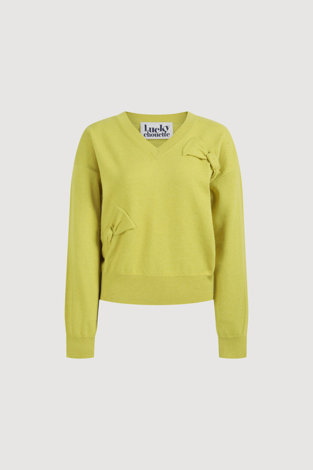 암보 리본 니트 풀오버 (라임)는 오버핏으로 제작되어 편안하면서도 유니크한 스타일을 연출합니다. 가을, 겨울 시즌에 어울리는 두꺼운 두께감과 부드러운 촉감의 울, 면 혼방 소재로 따뜻함을 선사합니다. 라운드넥 디자인에 볼륨감 있는 조직과 니팅 리본 디테일이 더해져 로맨틱하면서도 캐주얼한 무드를 자아냅니다. 데이트룩, 카페룩은 물론 겨울 데일리룩까지, 다양한 스타일을 소화하며 아우터 이너로도 활용 가능합니다. 플레어 스커트와 세트 구성으로 더욱 사랑스러운 룩을 완성할 수 있습니다.
