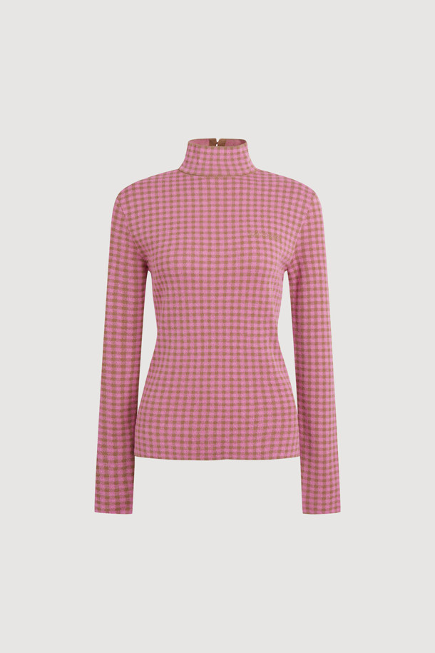 깅엄 체크 하이넥 니트 풀오버 (핑크)는 부드러운 울과 면 혼방 소재로 제작되어 가을, 겨울 시즌 따뜻하게 착용하기 좋습니다. 슬림핏 디자인에 하프넥 라인으로 포근함을 더했으며, 깅엄 체크 패턴이 캐주얼하고 베이직한 분위기를 연출합니다. 뒷중심 싸개 단추 디테일과 왼쪽 가슴 로고 자수가 포인트이며, 이너용으로 활용하기 좋습니다. 데이트룩 또는 모임룩에 매치하여 스타일리시한 룩을 완성해보세요.
