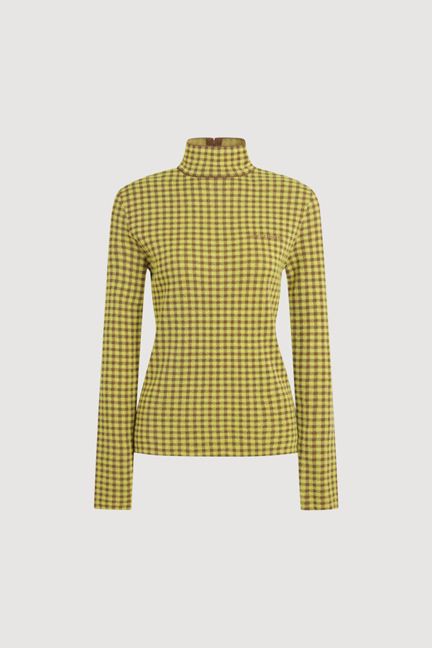 깅엄 체크 하이넥 니트 풀오버 (옐로우)는 캐주얼, 클래식, 미니멀 스타일을 즐기는 여성분을 위한 겨울, 가을용 상의입니다. 부드러운 울과 코튼 혼방 소재로 제작되어 포근하며, 두꺼운 두께감과 슬림핏으로 따뜻하고 세련된 실루엣을 연출합니다. 깅엄 체크 패턴과 하이넥 디자인이 특징이며, 뒷중심 싸개 단추 디테일과 왼쪽 가슴 로고 자수가 포인트입니다. 출근룩과 모임룩 모두 활용 가능한 이너용 아이템으로, 다양한 스타일링에 활용할 수 있습니다.
