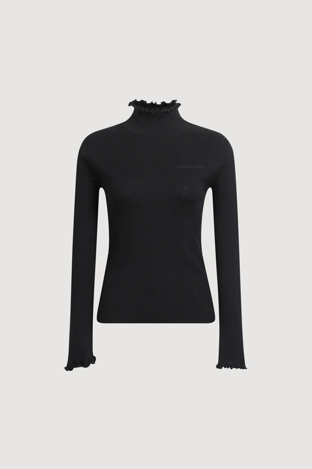 [Re-Order] 슬림 핏 솔리드 립드 니트 풀오버 (블랙)는 미니멀하고 베이직한 스타일의 여성 상의입니다. 하이 게이지 울 혼방 소재로 제작되어 부드러운 촉감을 선사하며, 가을과 겨울에 착용하기 좋습니다. 슬림 핏 디자인에 하프넥, 긴소매, 골지 패턴이 특징이며, 넥과 소매 끝단 자수 마감으로 포인트를 더했습니다. 데일리룩, 출근룩, 오피스룩, 모임룩 등 다양한 TPO에 활용 가능하며, 웨이브 디테일로 여성스러움을 강조하고 레이어드 연출이 용이합니다.
