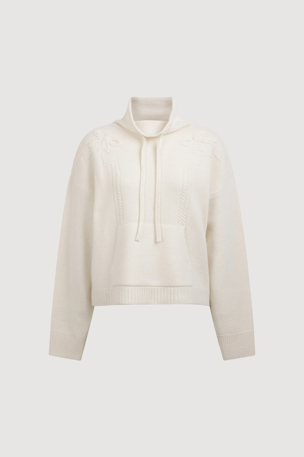 아이보리 색상의 리본 니트 풀오버는 부드러운 메리노 울 100% 소재로 제작되어 포근한 착용감을 선사합니다. 루즈핏으로 편안하게 착용 가능하며, 케이블 패턴과 캥거루 포켓, 리본 디테일이 더해져 캐주얼하면서도 여성스러운 분위기를 연출합니다. 후드 네크라인과 긴 소매 기장으로 가을, 겨울철 따뜻하게 입을 수 있으며, 스트링 조절이 가능하여 핏을 조절할 수 있습니다. 집콕룩, 산책룩, 여행룩 등 다양한 TPO에 활용할 수 있는 베이직하고 미니멀한 스타일의 니트입니다.
