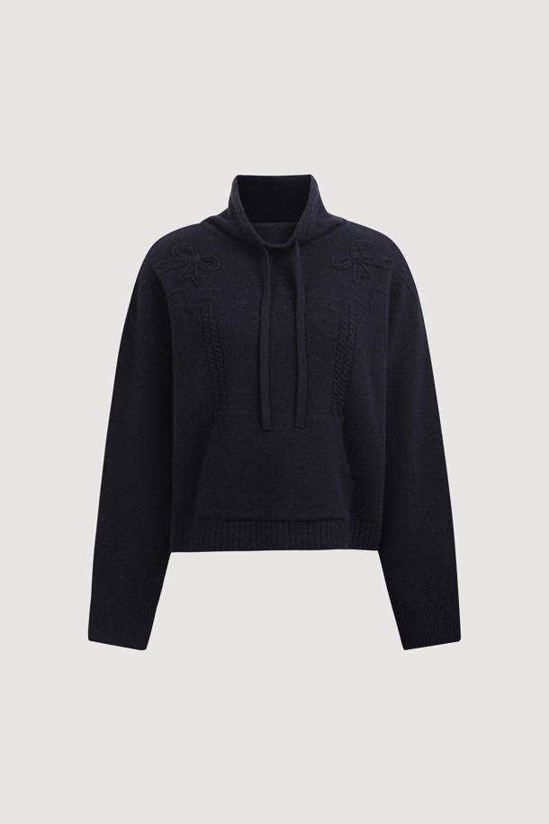 다크 네이비 색상의 리본 니트 풀오버는 여성스러운 무드를 연출하는 상의입니다. 메리노 울 100% 소재로 제작되어 부드러운 촉감과 뛰어난 보온성을 자랑하며, 넉넉한 루즈핏으로 편안하게 착용 가능합니다. 후드 디자인과 캥거루 포켓, 소매의 긴 기장이 캐주얼한 스타일을 더하고, 리본 디테일이 사랑스러운 포인트를 더합니다. 스트링 조절이 가능하여 핏을 조절할 수 있으며, 가을, 겨울철 일상룩, 집콕룩, 산책룩, 여행룩에 활용하기 좋습니다. 베이직하면서도 미니멀, 클래식한 스타일을 즐기는 분들께 추천합니다.
