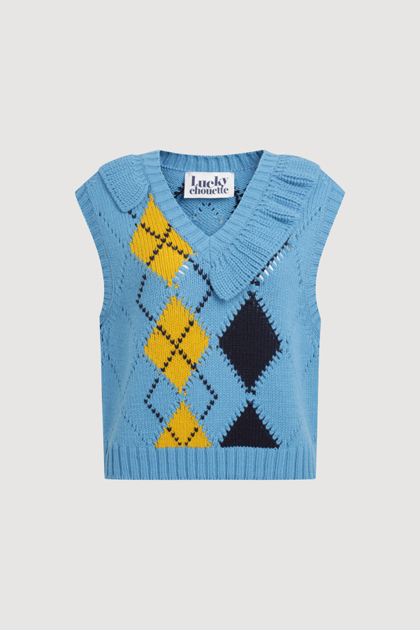 아르갈 프릴 니트 베스트 (블루)는 여성스러운 무드를 더해줄 캐주얼 스타일의 베스트입니다. 울 소재로 제작되어 가을, 겨울 시즌에 따뜻하게 착용할 수 있으며, 레귤러 핏과 스탠다드 기장으로 편안한 착용감을 선사합니다. 아가일 패턴과 프릴 디테일, 아일렛 조직이 더해져 디자인의 포인트를 더했으며, 라운드넥과 민소매 디자인으로 다양한 이너와 레이어드하여 데이트룩, 모임룩, 또는 미니멀한 스타일 연출에도 활용하기 좋습니다. 블루, 옐로우, 네이비 세 가지 컬러로 출시되어 취향에 맞는 색상을 선택할 수 있습니다. 부드러운 촉감으로 기분 좋은 착용감을 느끼실 수 있습니다.
