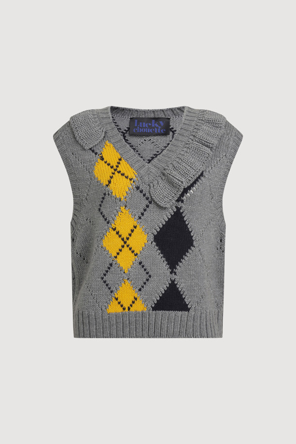 멜란지 그레이 컬러의 Argyle Frill Knit Vest (아르가일 프릴 니트 베스트)입니다. 여성용 니트 베스트로, 가을과 겨울에 따뜻하게 착용하기 좋습니다. 부드러운 울 소재에 아가일 패턴과 넥 라인의 프릴 디테일이 돋보이며, 스탠다드 핏으로 캐주얼, 클래식, 미니멀 스타일 모두 소화 가능합니다. 라운드넥과 민소매 디자인으로 다양한 레이어드 연출이 용이하며, 모임룩에도 활용할 수 있습니다. 중간 두께감으로 간절기부터 겨울까지 폭넓게 활용할 수 있는 아이템입니다.
