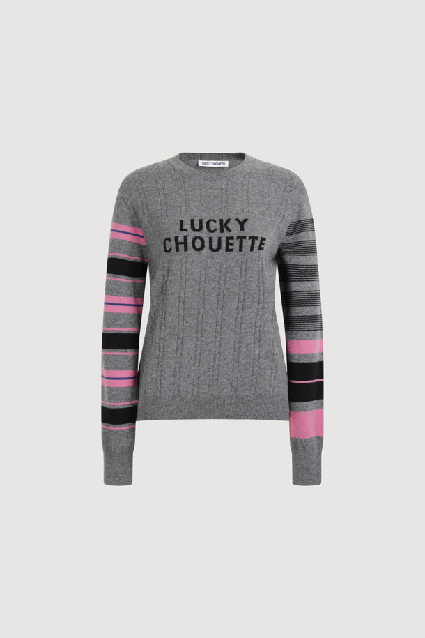 멜란지 그레이 컬러의 Stripe Sleeve 슬림핏 니트 풀오버입니다. 울과 캐시미어 혼방 소재로 제작되어 부드러운 촉감을 선사하며, 가을과 겨울에 따뜻하게 착용할 수 있습니다. 슬림핏 라운드넥 디자인에 소매 스트라이프 패턴과 클래식 케이블 조직이 돋보이며, LUCKY 로고 자카드 디테일로 포인트를 더했습니다. 출근룩과 모임룩은 물론, 클래식, 캐주얼, 미니멀한 스타일 모두 소화 가능한 활용도 높은 아이템입니다.
