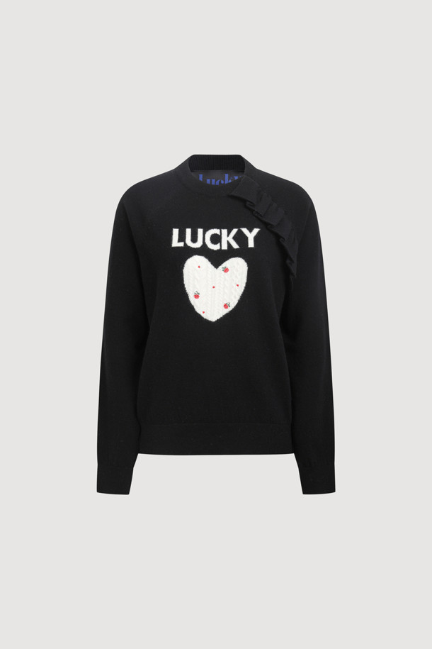 럭키 포인트 프릴 니트 풀오버 (블랙)는 여성들을 위한 캐주얼 스타일의 니트/스웨터입니다. 가을, 겨울 시즌에 어울리는 두꺼운 두께감의 긴소매 제품으로, 부드러운 촉감과 루즈핏이 편안한 착용감을 선사합니다. 라운드넥 디자인에 래글런 소매, 프릴 디테일, 자수 장식이 더해져 사랑스러운 분위기를 연출하며, 하트, 케이블, 플라워 패턴이 돋보입니다. 데이트룩, 모임룩으로 활용 가능하며, 이너로도 다양하게 코디할 수 있어 활용도가 높습니다. 캐주얼, 클래식, 미니멀 스타일을 즐겨 입는 분들께 추천합니다.
