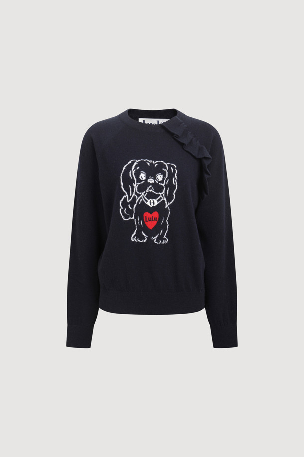 **Lulu Point 프릴 니트 풀오버 (다크 네이비)**

캐주얼, 클래식, 미니멀 스타일을 모두 아우르는 여성용 니트 풀오버입니다. 부드러운 울, 캐시미어, 나일론 혼방 소재로 제작되어 가을과 겨울에 따뜻하게 착용할 수 있습니다. 럭키 루루 캐릭터 자카드 패턴과 프릴 디테일이 사랑스러운 포인트를 더합니다. 래글런 소매의 루즈핏 라운드넥 디자인으로 편안한 착용감을 선사하며, 모임룩으로도 활용하기 좋습니다. 다크 네이비 컬러로 어떤 하의와도 쉽게 매치할 수 있습니다.
