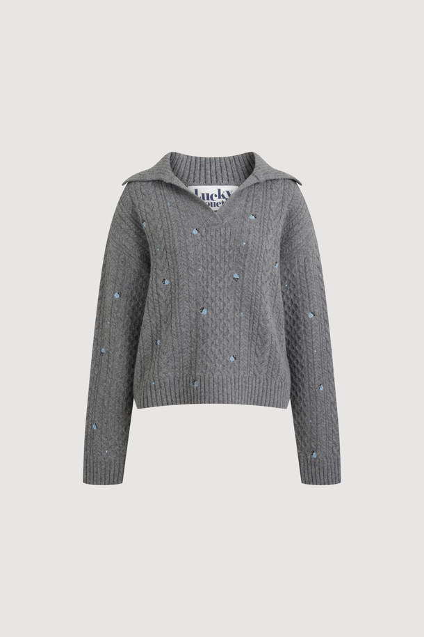 멜란지 그레이 컬러의 케이블 자수 카라 니트 풀오버입니다. 울, 캐시미어, 나일론 혼방 소재로 제작되어 부드러운 촉감과 두꺼운 두께감으로 따뜻하게 착용할 수 있습니다. 클래식한 무드와 루즈핏 디자인으로 편안하면서도 세련된 스타일을 연출하며, 노치넥과 긴 소매, 플라워 자수 디테일이 포인트입니다. 출근룩, 오피스룩, 모임룩 등 다양한 TPO에 활용 가능하며, 미니멀하고 클래식한 스타일을 선호하는 여성분들께 추천합니다.
