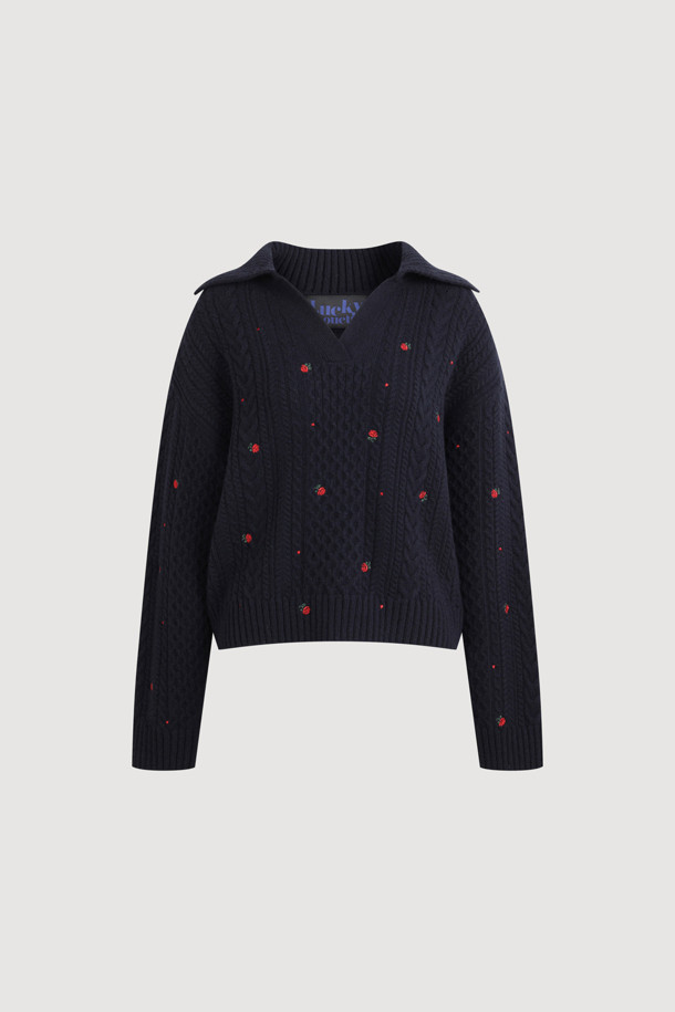 케이블 자수 카라 니트 풀오버 (다크 네이비)는 울, 캐시미어, 나일론 혼방 소재로 제작되어 부드러운 촉감과 뛰어난 보온성을 자랑하는 여성 니트입니다. 클래식한 무드와 루즈핏 디자인으로 편안하면서도 세련된 스타일을 연출하며, 가을, 겨울 시즌에 활용하기 좋습니다. 빅사이즈 카라와 플라워 모티브 자수 장식이 돋보이며, 노치넥 디자인으로 여성스러운 분위기를 더합니다. 데이트룩, 모임룩, 출근룩 등 다양한 TPO에 활용 가능한 아이템으로, 스커트와 함께 세련된 룩을 완성할 수 있습니다.
