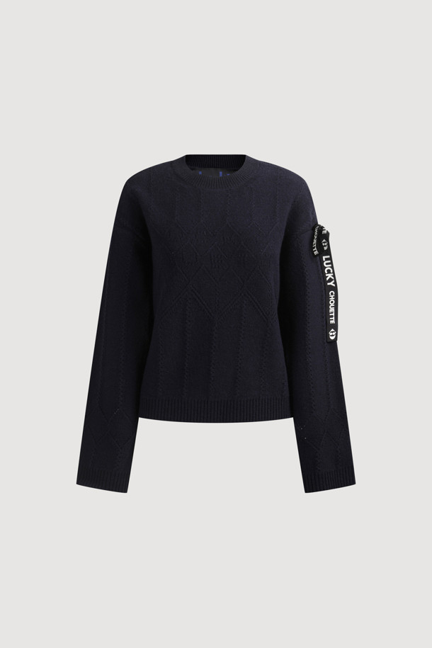 럭키 테이프 니트 풀오버 (다크 네이비)는 가을과 겨울, 페미닌하면서도 캐주얼한 무드를 연출하는 여성용 니트입니다. 울과 나일론 혼방 소재로 제작되어 포근한 촉감을 선사하며, 두꺼운 두께감으로 따뜻하게 착용할 수 있습니다. 크롭 기장의 루즈핏이며, 라운드넥 디자인에 아가일 & 로고 패턴이 적용되었습니다. 왼쪽 어깨 럭키 로고 테이프 디테일과 스카시 조직, 럭키 레터링이 포인트로, 모임룩, 캐주얼, 클래식, 미니멀 스타일 모두 소화 가능합니다. 긴 소매 기장으로 간절기부터 겨울까지 폭넓게 활용할 수 있습니다.
