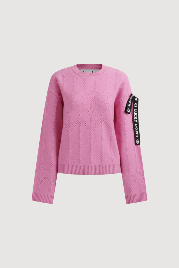 사랑스러운 핑크 컬러의 럭키 테이프 니트 풀오버입니다. 부드러운 울과 나일론 혼방 소재로 제작되어 가을, 겨울 시즌 따뜻하게 착용할 수 있습니다. 페미닌한 무드의 루즈핏 크롭 기장으로, 아가일 패턴과 언발란스 로고 테이프, 스카시 조직 디테일이 돋보입니다. 라운드넥과 긴 소매 디자인으로 클래식하면서도 미니멀한 스타일을 연출하며, 데이트룩이나 모임룩에 활용하기 좋습니다. 보온 기능을 갖춰 추운 날씨에도 포근함을 선사합니다.
