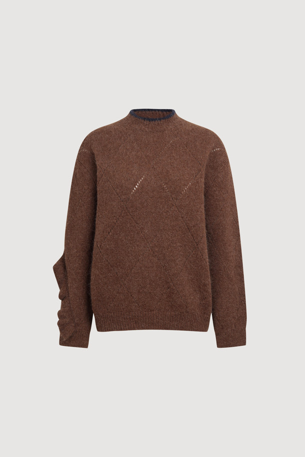 **아가일 니트 풀오버 (브라운)**는 알파카 혼방 소재로 제작되어 포근한 촉감을 선사하는 여성용 니트입니다. 가을과 겨울에 어울리는 얇은 두께의 긴 소매 라운드넥 니트로, 클래식하면서도 유니크한 아가일 패턴이 특징입니다. 스카시 조직감과 러플 디테일이 돋보이며, 다양한 스타일 연출을 위해 레이어드하여 착용할 수 있습니다. 데이트룩, 모임룩, 미니멀, 캐주얼 스타일 모두 소화 가능한 활용도 높은 아이템입니다. 루즈핏으로 편안하게 착용할 수 있습니다.
