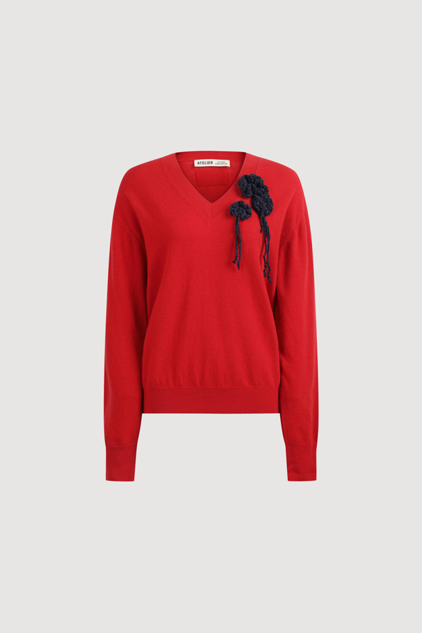 [Atelier] 플라워 모티브 브이넥 니트 풀오버 (레드)는 울, 캐시미어, 나일론 혼방 소재로 제작되어 부드러운 촉감과 따뜻함을 선사합니다. 가을, 겨울 시즌을 위한 두꺼운 두께감과 긴 소매 기장으로 포근함을 더하며, 레귤러핏과 브이넥 디자인이 여성스러운 실루엣을 연출합니다. 클래식하면서도 유니크한 플라워 패턴과 코르사쥬 장식이 돋보이며, 웨어러블한 디자인에 벨벳틴 원사를 사용하여 고급스러움을 더했습니다. 데이트룩, 모임룩, 겨울 데일리룩 등 다양한 TPO에 맞춰 클래식, 로맨틱, 미니멀 스타일을 연출해보세요.
