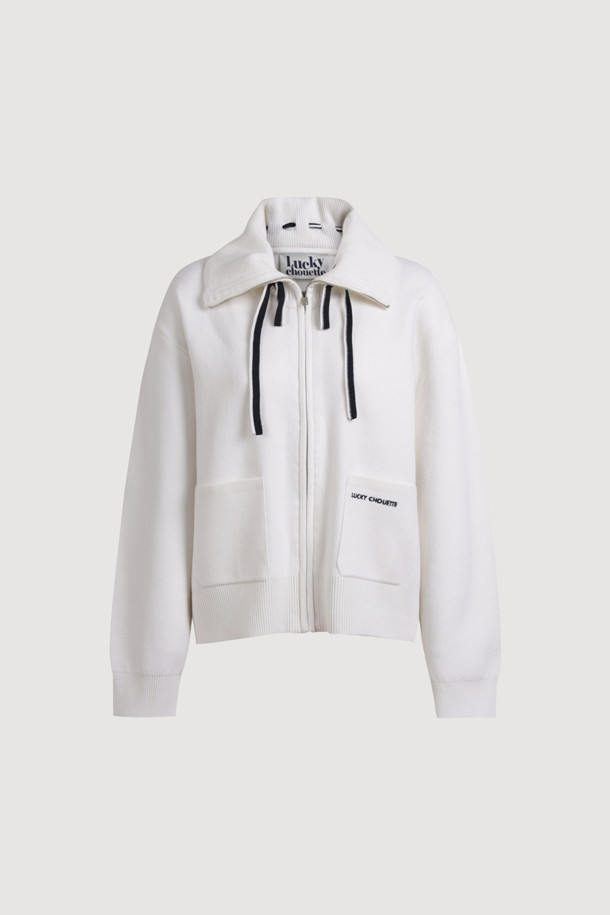 빅 카라 니트 가디건(아이보리)은 부드러운 울 소재로 제작되어 가을, 겨울 시즌에 따뜻하게 착용하기 좋습니다. 캐주얼한 무드의 루즈핏으로 편안한 착용감을 선사하며, 빅 카라 디자인이 포인트를 더합니다. 금속 지퍼와 아웃 포켓 디테일, 로고 배색, 스트라이프 니팅 테잎, 그리고 볼륨감 있는 카라가 특징입니다. 데일리룩, 카페룩, 모임룩 등 다양한 TPO에 활용하기 좋으며, 캐주얼, 클래식, 미니멀 스타일을 연출할 수 있습니다. 긴 소매 기장에 두꺼운 두께감으로 포근함을 더한 아이보리 컬러의 니트 가디건입니다.
