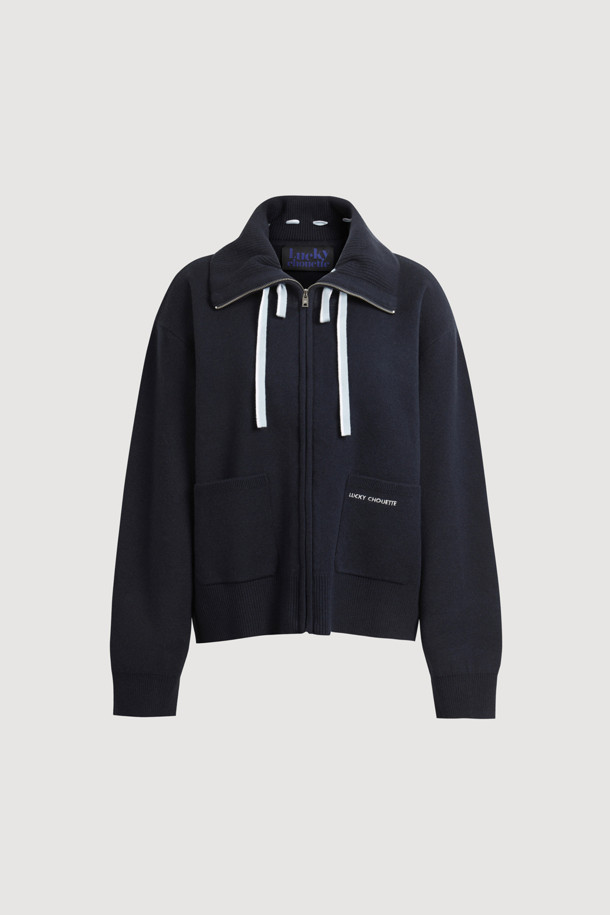 빅 카라 니트 가디건 (다크 네이비)은 캐주얼하고 클래식한 무드를 연출하는 여성용 가디건입니다. 가을, 겨울에 적합하며, 두꺼운 울 소재로 제작되어 따뜻하게 착용할 수 있습니다. 넉넉한 루즈핏에 지퍼형 여밈 방식이 적용되었으며, 빅 카라 디자인과 아웃포켓 디테일이 포인트를 더합니다. 또한, 로고 배색과 스트라이프 니팅 테잎 디테일로 디자인의 완성도를 높였습니다. 데일리룩, 카페룩, 동네 마실룩 등 편안한 상황에 잘 어울립니다.
