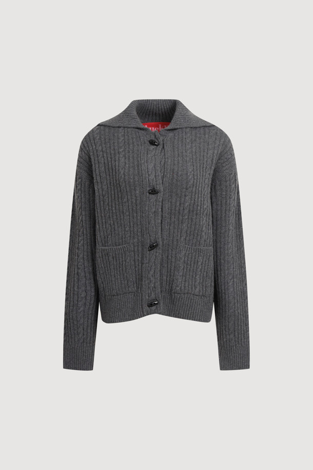 멜란지 그레이 컬러의 Entry 케이블 니트 가디건입니다. 부드러운 울 소재로 제작되어 가을, 겨울에 따뜻하게 착용할 수 있습니다. 클래식하고 캐주얼한 스타일을 모두 소화하며, 루즈핏과 브이넥 디자인으로 편안함을 더했습니다. 토글 단추 디테일과 럭키 로고, 스트라이프 느낌의 케이블 & 립 패턴 조직감이 특징입니다. 데이트룩, 카페룩, 겨울 데일리룩 등 다양한 TPO에 활용 가능하며, 스타일리시한 미니멀룩을 연출할 수 있습니다.
