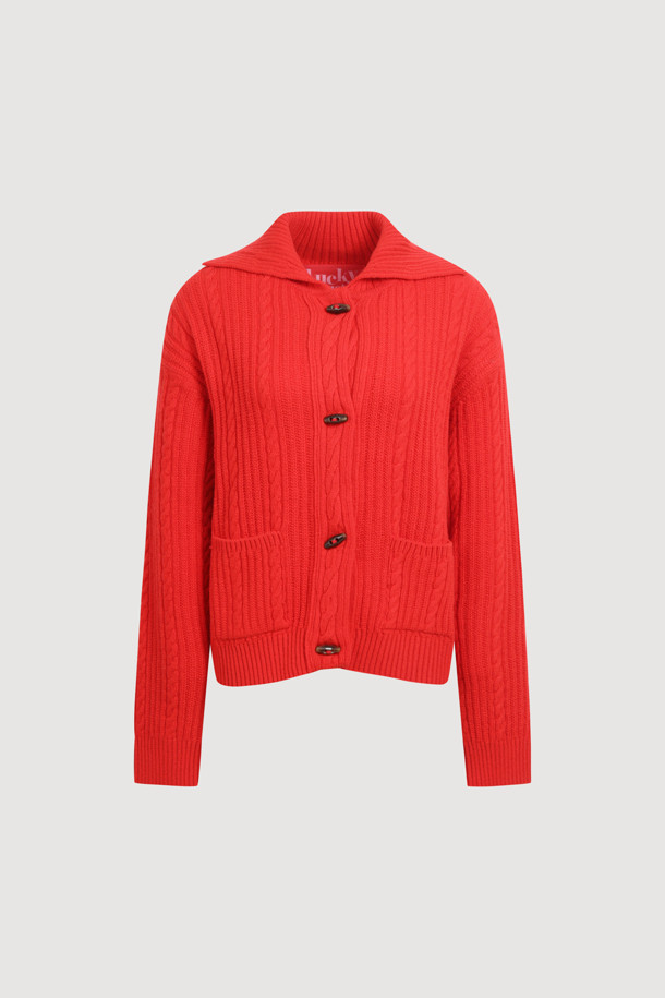 엔트리 케이블 니트 가디건 (레드)은 가을과 겨울 시즌, 클래식하고 캐주얼한 스타일을 연출하고 싶은 여성분들을 위한 아이템입니다. 부드러운 울 소재로 제작되어 포근한 착용감을 선사하며, 얇은 두께감으로 간절기에도 부담 없이 즐길 수 있습니다. 크롭 기장에 루즈핏으로 편안함을 더하고, 라운드넥과 립 조직 디테일, 로고 토글 단추, 스트라이프 느낌의 케이블 조직, 앞 중심 볼드한 케이블 조직이 특징입니다. 데일리룩, 카페룩, 모임룩 등 다양한 TPO에 매치하여 클래식, 캐주얼, 미니멀 스타일을 완성해보세요.
