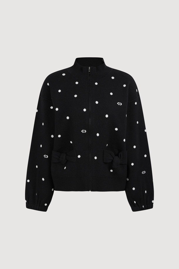 [Re-Order] 도트 짚업 니트 카디건 (블랙)은 부드러운 니트 소재의 여성용 카디건입니다. 릴랙스 핏과 라운드넥 디자인으로 편안한 착용감을 선사하며, 캐주얼 및 베이직 스타일을 연출하기 좋습니다. 도트 패턴과 드롭 숄더, 소매 이밴드, 포켓, 리본 디테일이 돋보이며, 집업 방식으로 간편하게 착용할 수 있습니다. 일상, 동네 마실룩, 집콕룩 등 다양한 TPO에 활용 가능하며, 미니멀하고 클래식한 스타일을 선호하는 분들께 추천합니다. 자카드 조직으로 제작되어 더욱 고급스러운 느낌을 줍니다.
