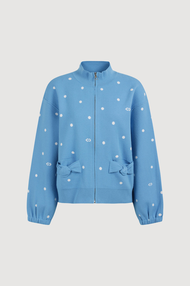 도트 집업 니트 가디건 (블루)은 캐주얼, 미니멀, 로맨틱 스타일을 즐기는 여성들을 위한 아이템입니다. 봄, 가을에 어울리는 이 니트 가디건은 부드러운 촉감의 니트 소재로 제작되었으며, 루즈핏으로 편안한 착용감을 선사합니다. 도트 패턴과 드롭 숄더, 소매 이밴드, 포켓 리본 디테일이 디자인의 특징이며, 데이트룩과 봄 소풍룩에 매치하기 좋습니다. 중간 두께의 집업 스타일로 간절기 날씨에 유용하며, 일상복으로 활용하기 좋습니다.
