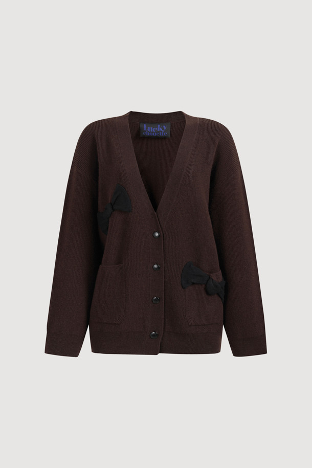 [Re-Order] Ambo 리본 니트 가디건 (브라운)은 울과 코튼 혼방 소재로 제작되어 부드러운 촉감과 따뜻함을 선사합니다. 라운드넥에 긴 소매 기장, 루즈핏으로 편안한 착용감을 제공하며, 클래식과 캐주얼 스타일을 모두 소화할 수 있습니다. 금속 단추와 니팅 리본 디테일, 포켓 디테일이 디자인 포인트이며, 가을, 겨울 시즌 데이트룩, 카페룩, 데일리룩에 활용하기 좋습니다. 두꺼운 두께감으로 오버핏 아우터 안에 이너로도 활용 가능하며, 타이트한 이너와 데님 하의와 함께 코디하면 멋스럽습니다.
